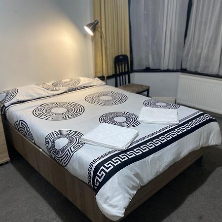 371 Cranbrook Rd Ig2 Hotel Илфорд Екстериор снимка