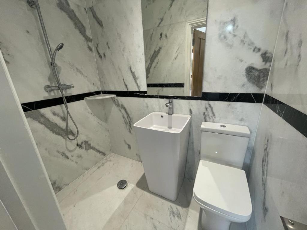 371 Cranbrook Rd Ig2 Hotel Илфорд Екстериор снимка