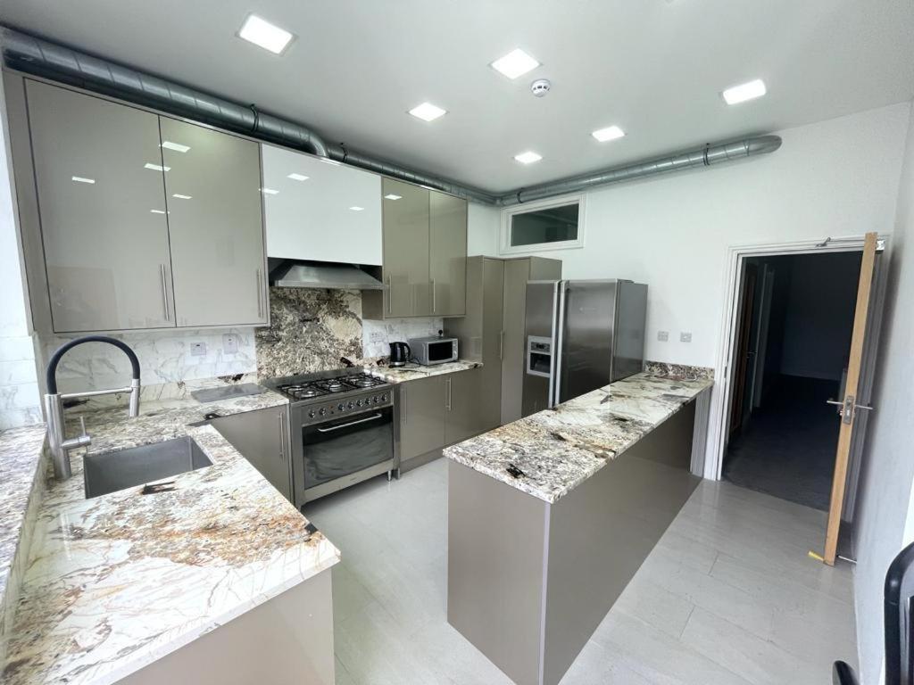 371 Cranbrook Rd Ig2 Hotel Илфорд Екстериор снимка
