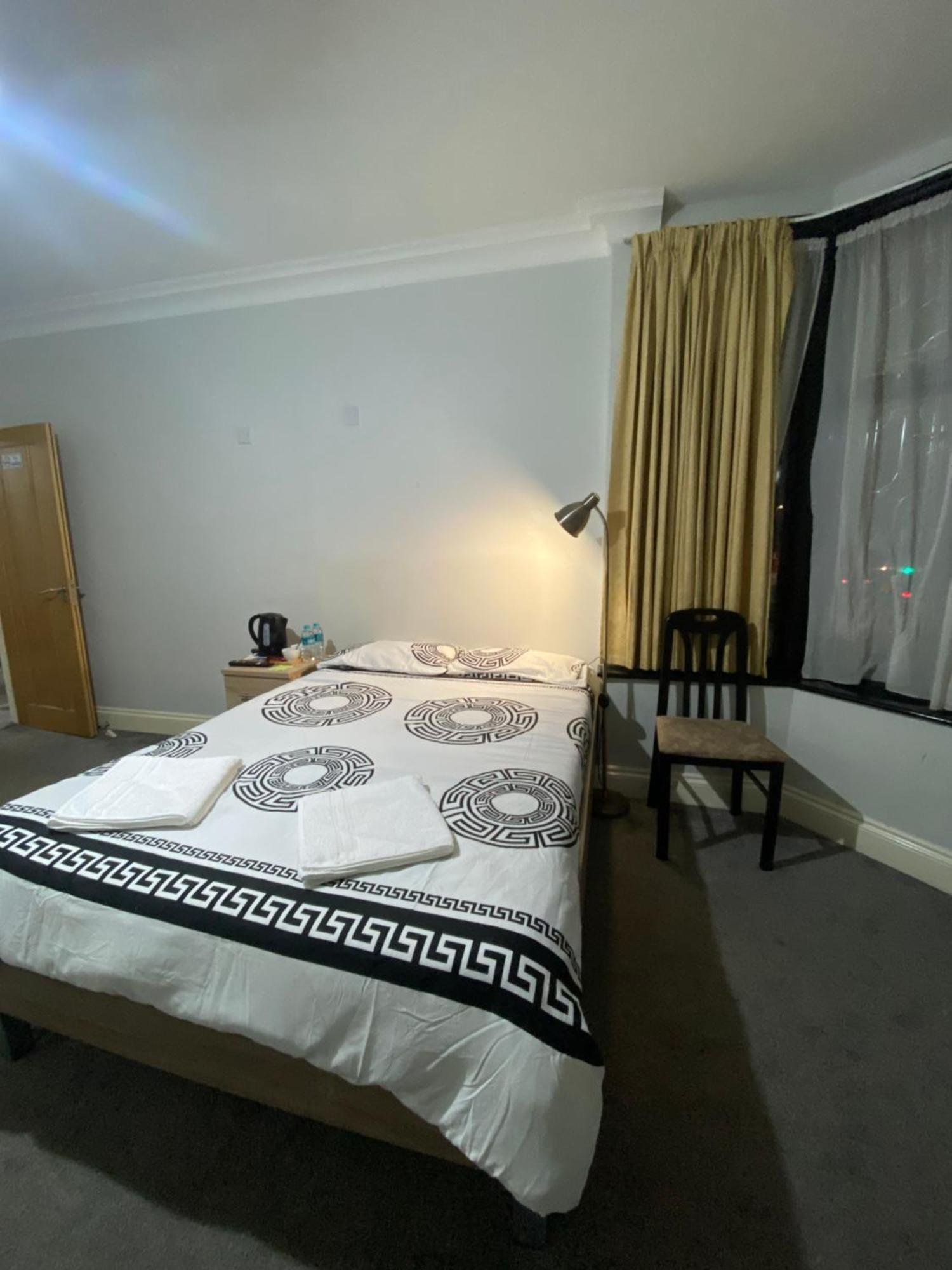 371 Cranbrook Rd Ig2 Hotel Илфорд Екстериор снимка