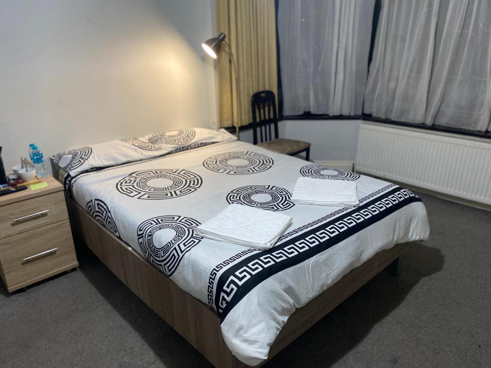 371 Cranbrook Rd Ig2 Hotel Илфорд Екстериор снимка