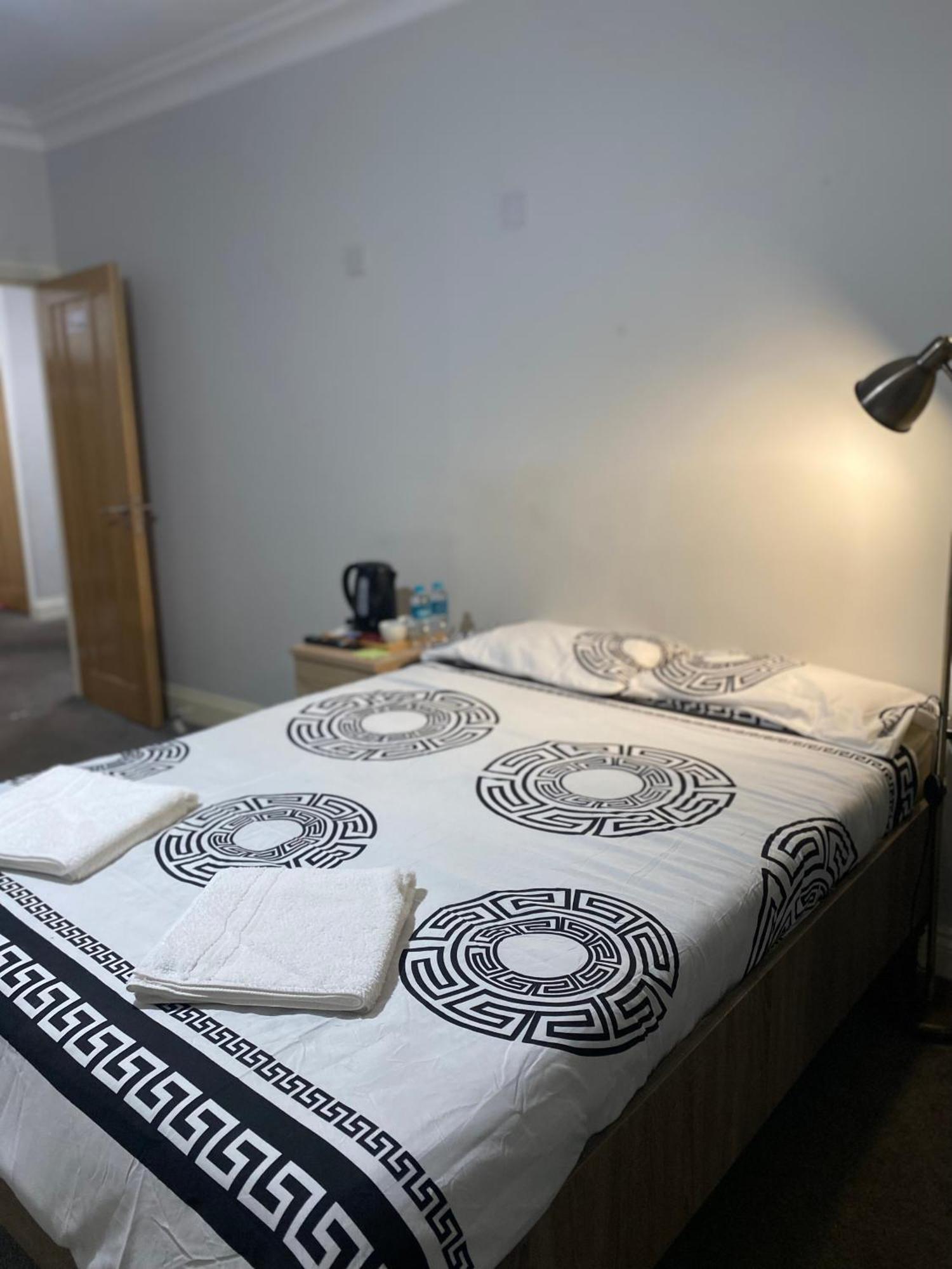 371 Cranbrook Rd Ig2 Hotel Илфорд Екстериор снимка